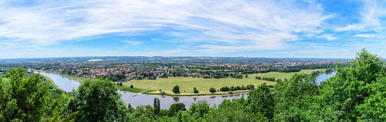 Fototapeta na wymiar Panorama über der Elbe im Frühling