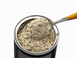 Lata de avena fresca y cuchara.