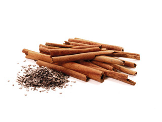 Palitos de canela con chocolate rayado.