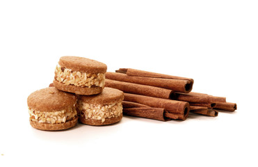 Bizcochos de nueces con canela y avellanas