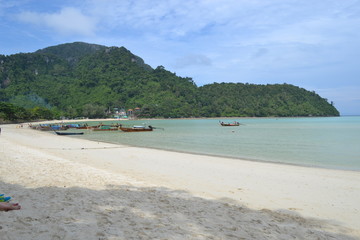 Fototapeta na wymiar Beach with ocean in Koh Phi Phi