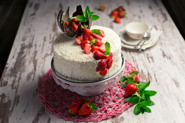 Erdbeertorte mit Geschirr