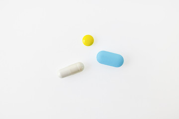 Mehrere verschiedene Tablettensorten auf weißem Hintergrund