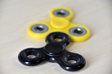 fidget , spinner nero e giallo