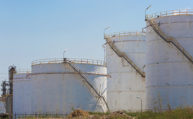 Verticle large oil tanks