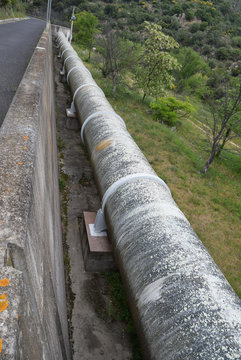 Vinça, Pyrénées orientales, Roussillon, Occitanie : canalisation du barrage