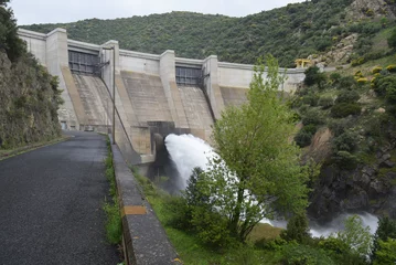 No drill light filtering roller blinds Dam Vinça, Pyrénées orientales, Roussillon, Occitanie : le barrage