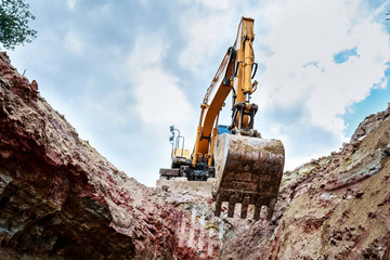 The excavator lowers the bucket, bottom view