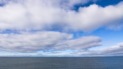 海岸風景　夏の青空と雲