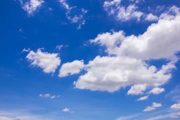Obraz premium blue sky background with tiny clouds