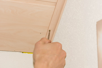 Hand beim Schrauben lösen