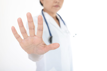 ストップのジェスチャーをする女医
