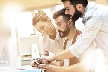 Obraz premium Trendy business team meeting in front of desktop