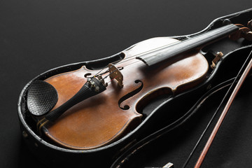 Obraz premium Old violin on a black background