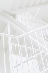 さわやかな色の外階段