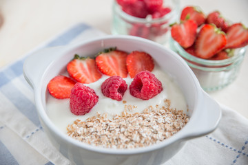 Joghurt mit Müsli und Beeren 