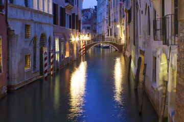 Fototapeta na wymiar Venedig - Venezia - Italia - Lagunenstadt - Kanäle - Nacht