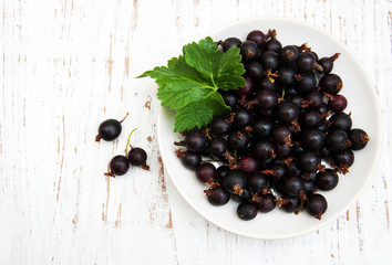 Plate with black currant
