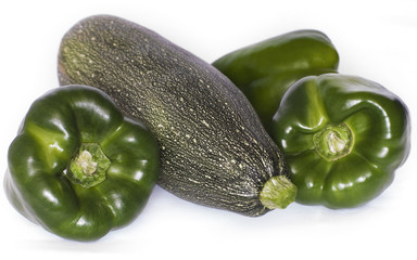 poivrons vert et courgette sur fond blanc