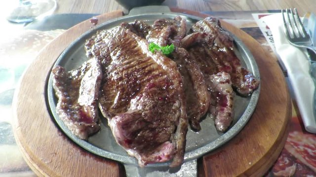 tagliata ai ferri su piatto riscaldato