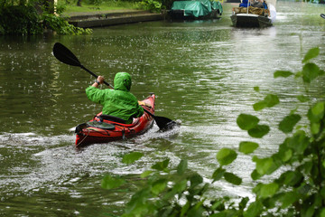 Paddelboot fahren im Regen 