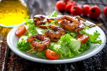 Salad with grilled prawns and cherry tomatoes