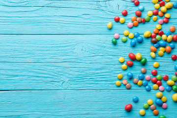 Obraz premium Multicolored candy on wooden table