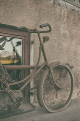 Fototapeta na wymiar Vintage bicycle against the wall