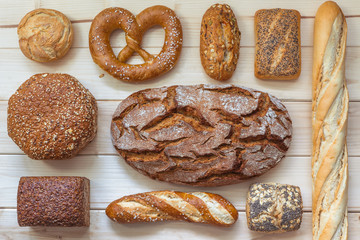 verschiedene Brotsorten, draufsicht ,heller Untergrund