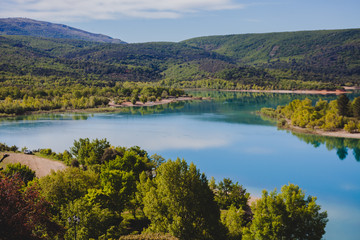 Fototapeta na wymiar Schöne See Landschaft Natur Lac Sainte Croix Frankreich