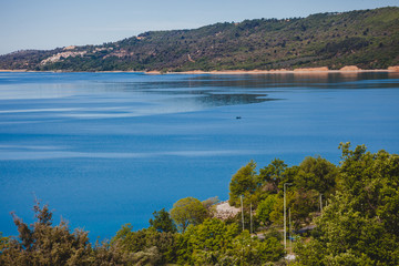 Fototapeta na wymiar Schöne See Landschaft Natur Lac Sainte Croix Frankreich