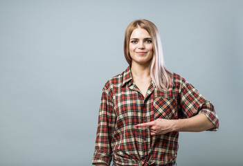 Obraz premium Young woman pointing