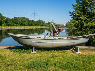 Rettungsboot am Kanal