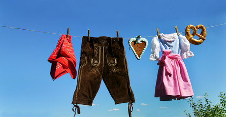 Fair, Oktoberfest, Volksfest, Lederhose und Dirndl hängen an Wäscheleine, Panorama, Textraum,...