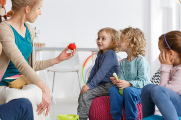 Kids and plush vegetables © Photographee.eu