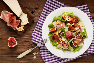 Fresh salad with figs and prosciutto.