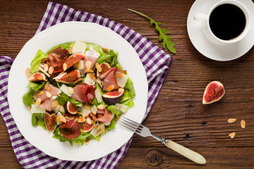 Fresh salad with figs and prosciutto.