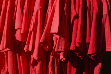 Rote-Shirts auf Kleiderbügeln