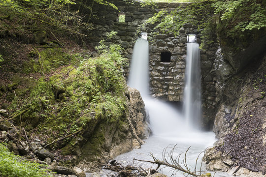 Wasserfall in der Wolfsklamm bei Stans in Tirol, &Ouml;sterreich