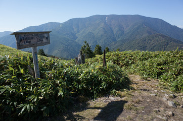 神坂峠ルートから望む恵那山