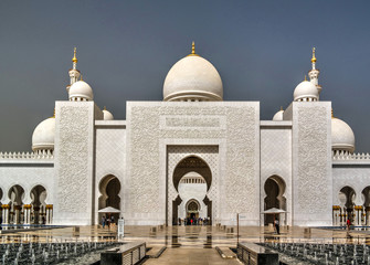 Fototapeta na wymiar Exterior view to Sheikh Zayed Mosque in Abu-Dhabi, UAE