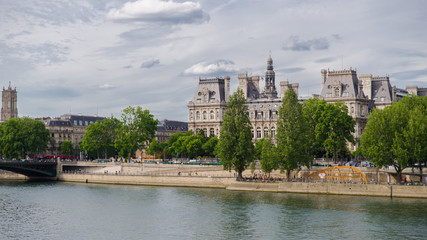 Fototapeta na wymiar Paris, Hotel de Ville and tour Saint-Jacques, panorama of the Seine