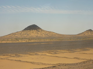 Fototapeta na wymiar サハラ砂漠の黒砂漠
