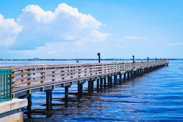 Obraz premium Molo w porcie Charlotte w południowo-zachodniej Florydzie, gdzie ludzie przychodzą łowić ryby lub po prostu spędzać czas i patrzeć na scenerię.