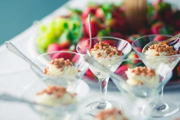 Fotobehang Gedecoreerde catering-bankettafel met verschillende hapjes-assortimenten op een feest © tsuguliev