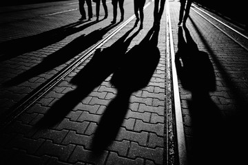 Schatten von Gestalten auf der Straße