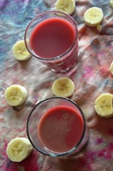 Smoothies aux fruits rouges et rondelles de bananes
