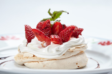 Strawberry pavlova cake