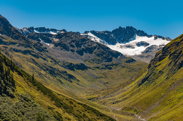 Gipfel der blauen Berge