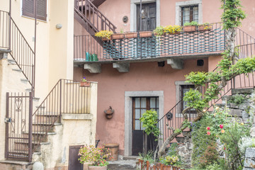 Fototapeta na wymiar Typische Fassaden in Feriolo am Lago Maggiore,Italien